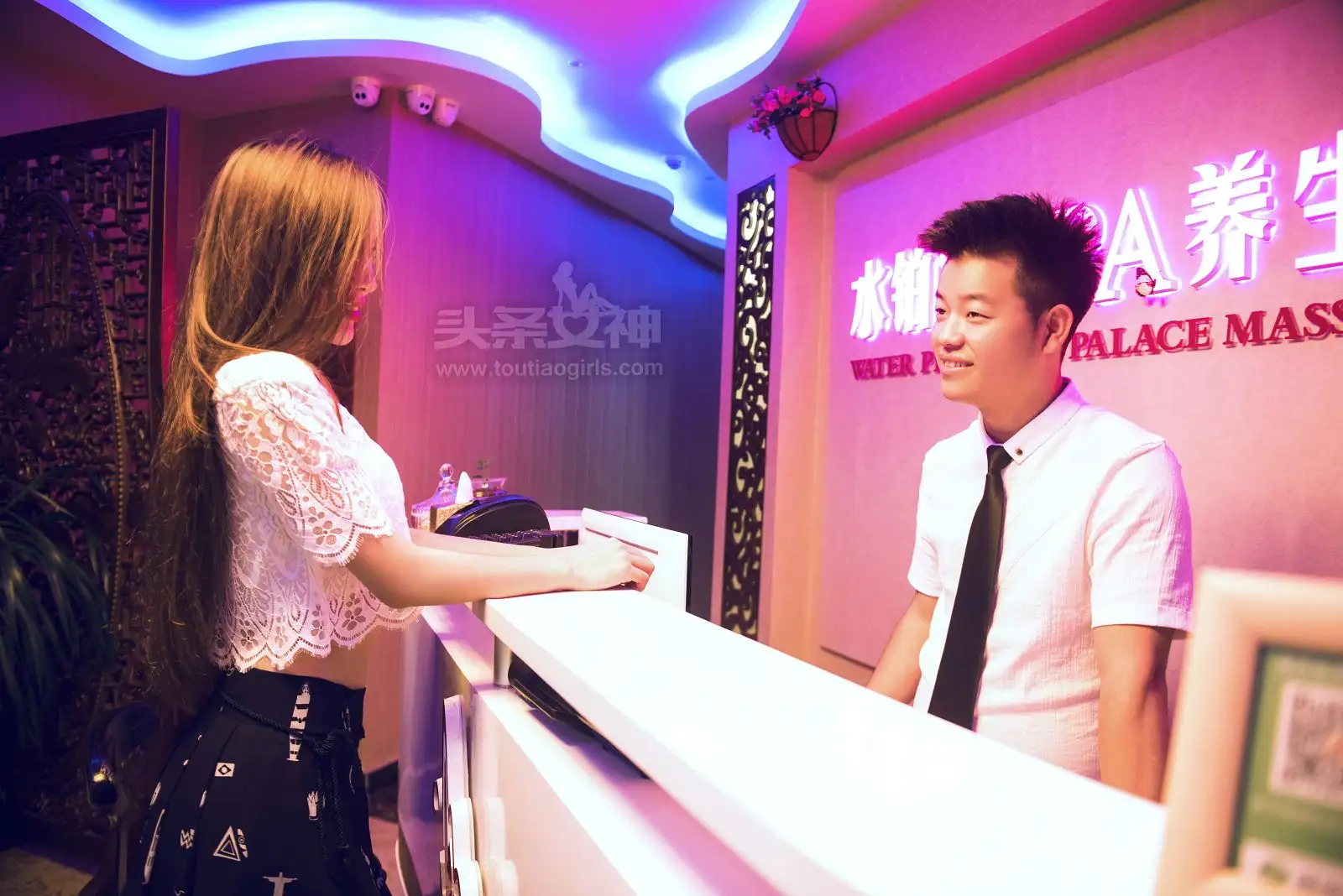 [Toutiaogirls] 2017.08.30 女神探店水铂宫篇 艾小青