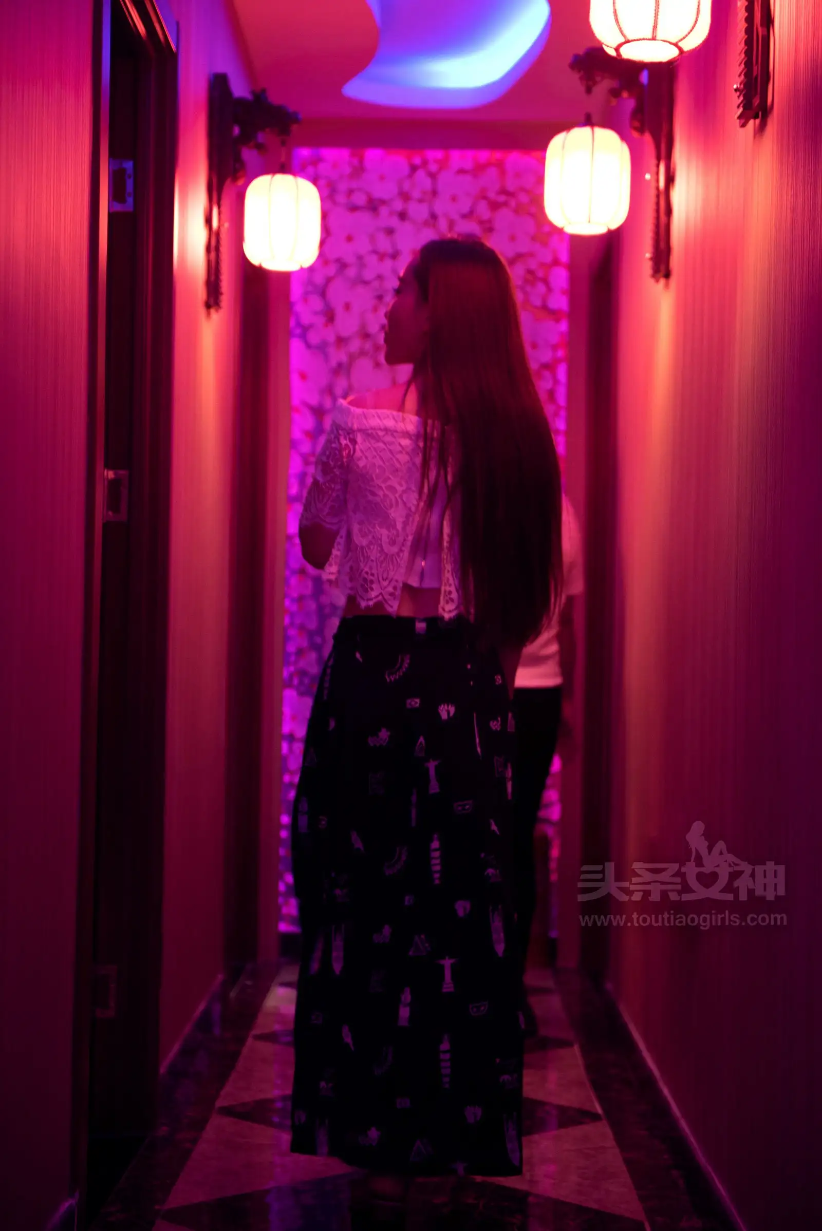 [Toutiaogirls] 2017.08.30 女神探店水铂宫篇 艾小青