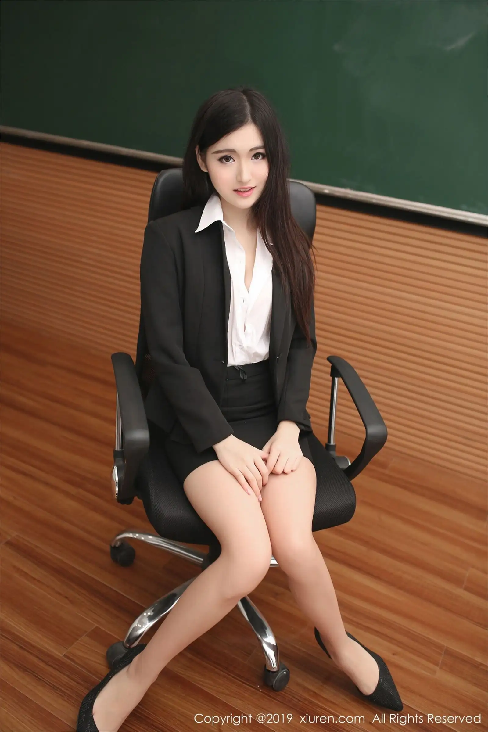 [XIUREN秀人网] 2019.05.31 NO.1480 梦梦老师”性感写真 沈梦瑶