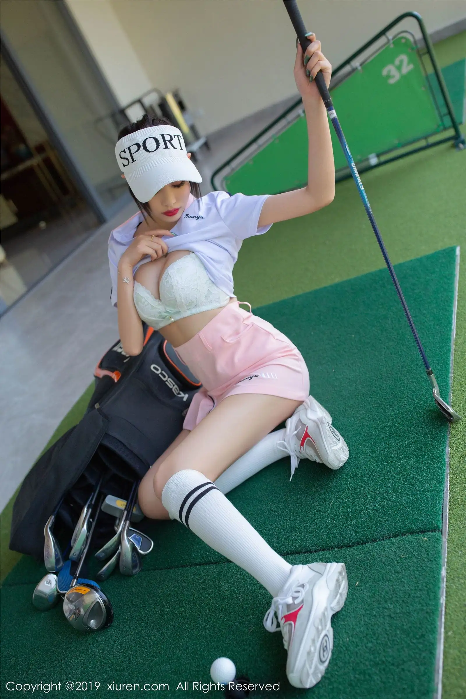 [XIUREN秀人网] 2019.12.24 NO.1874 高尔夫性感女神 杨晨晨sugar