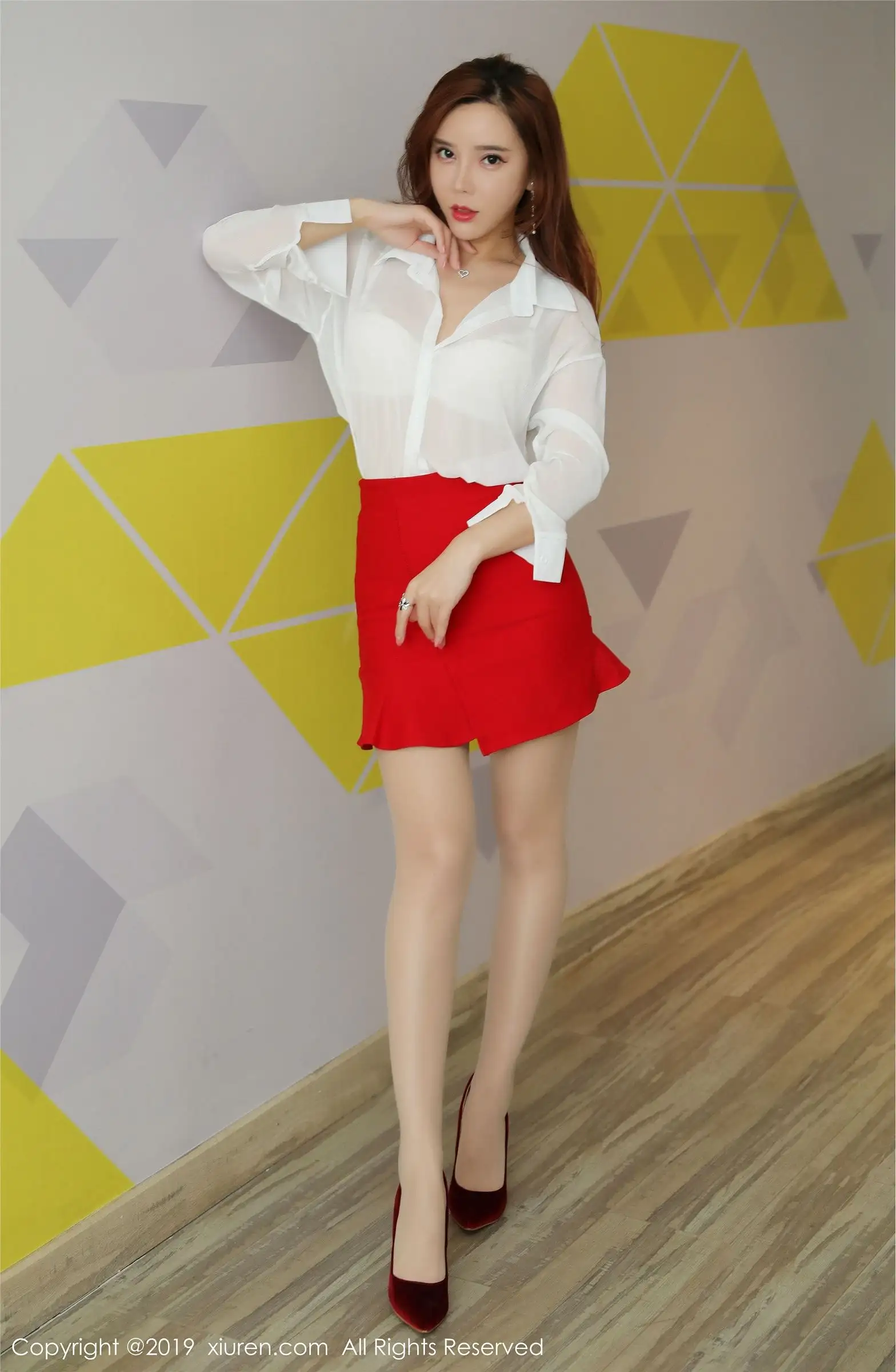 [XIUREN秀人网] 2019.12.25  No.1879 朦胧丝袜极致诱人 艾小青