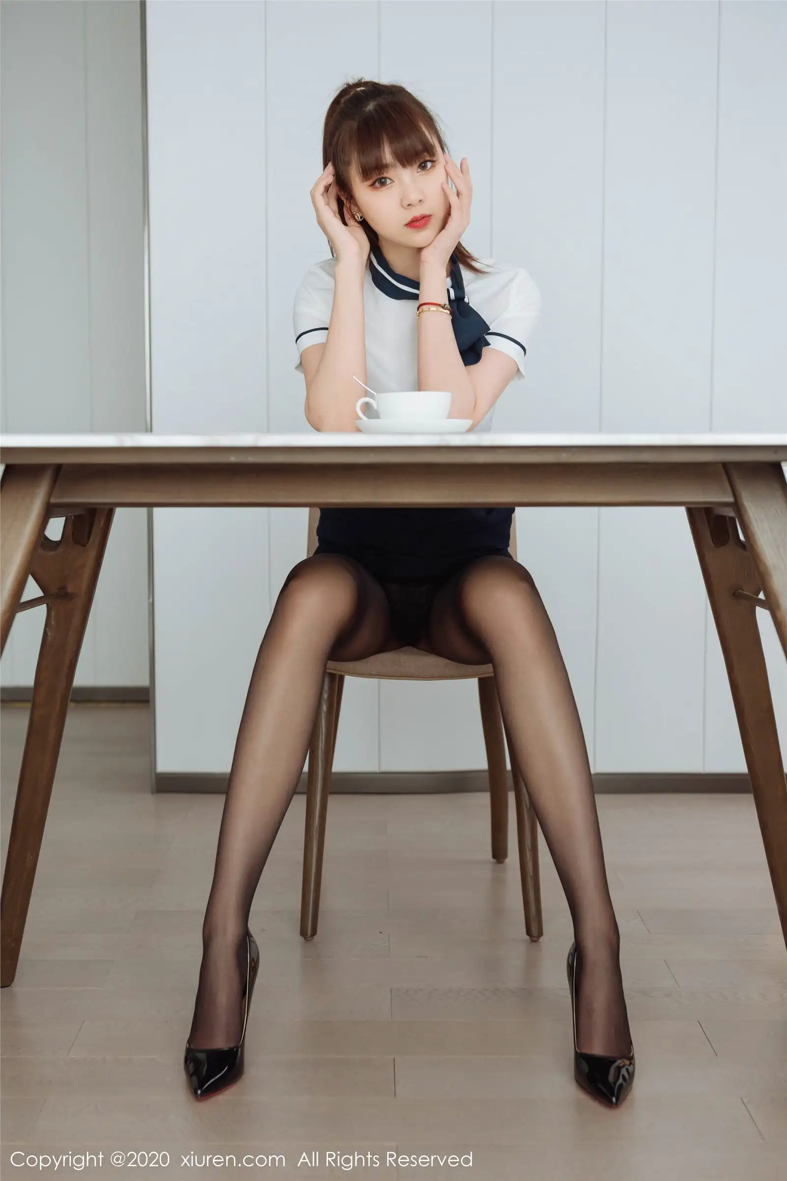 [XIUREN秀人网] 2020.05.19 NO.2261 嫩模制服黑丝 可樂Vicky