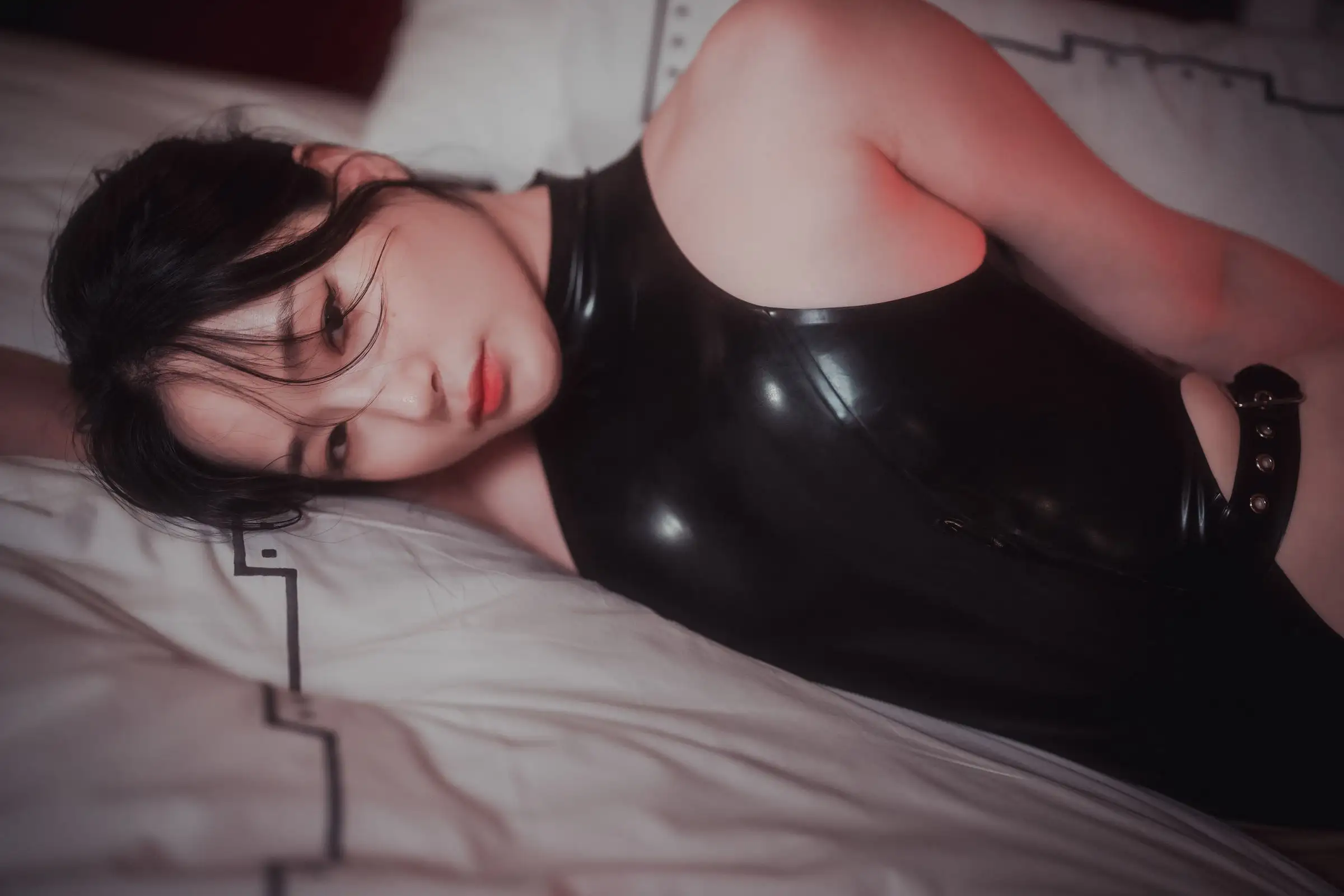 [DJAWA] Photo – PIA  Cling to Latex