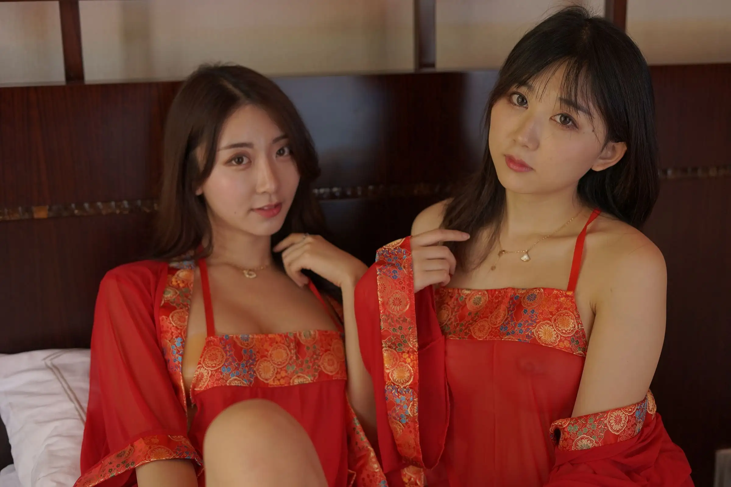 [黑川] NO.081 &浅野菌子 – 海岛之旅真爱版-红色肚兜双人