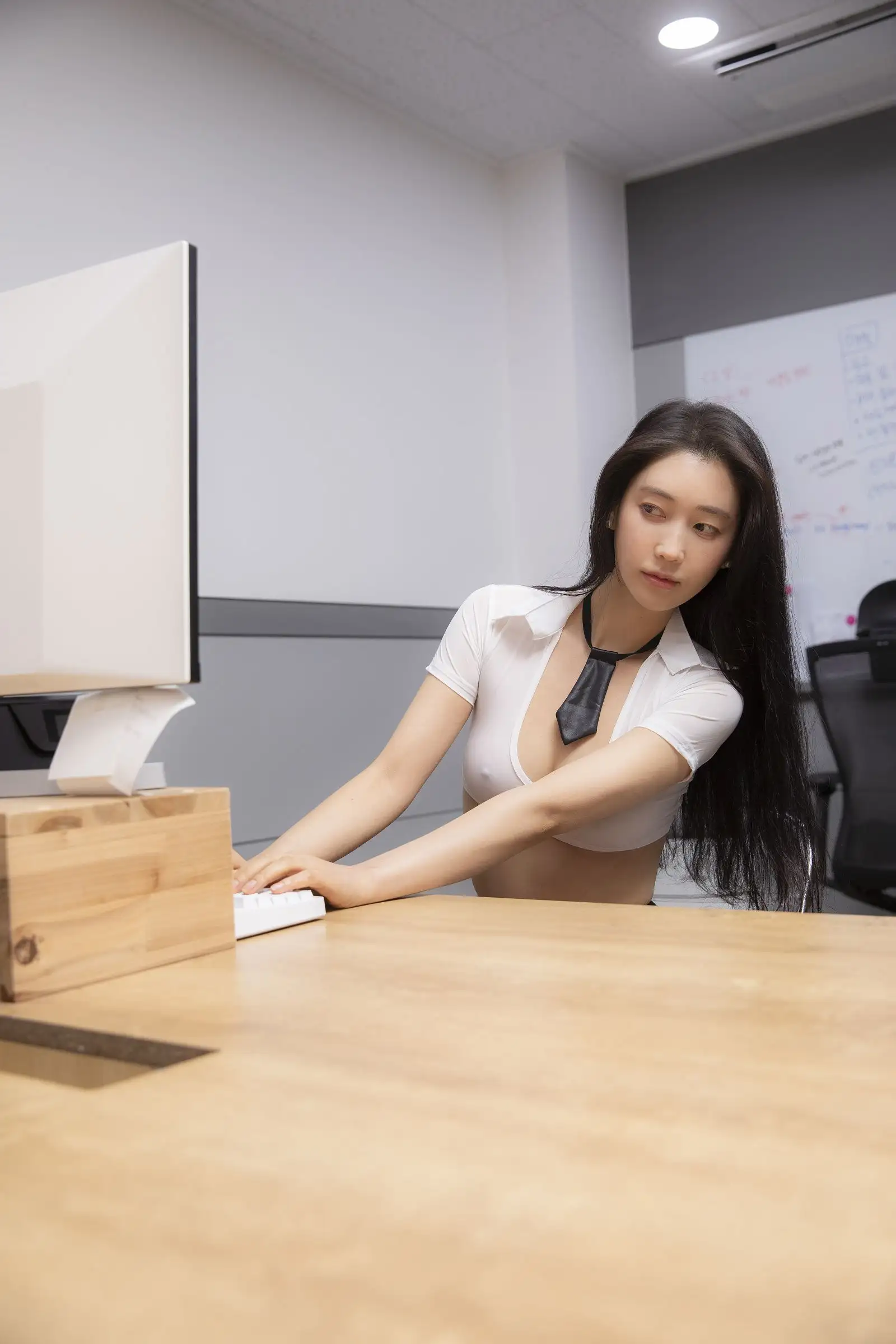 [BUNNY] Lee Ha Kim – A lady in the office S.4 Weakness